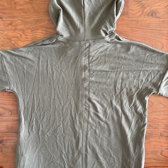 Cable & Gauge Sage Green Short Sleeve Hooded Tunic Shirt Top - Picture 9 of 9